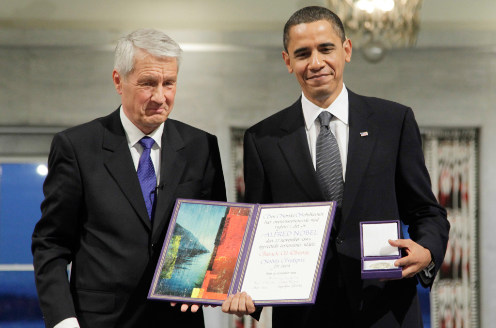 ap foto : john mcconnico : file - in this dec. 10, 2009, file photo, president and nobel peace prize laureate barack obama poses with his medal and diploma alongside nobel committee chairman thorbjorn jagland at the nobel peace prize ceremony at city hall in oslo, norway. (ap photo/john mcconnico, file) a dec. 10, 2009, file phot barack obam obama legacy peacemake automatarkiverad